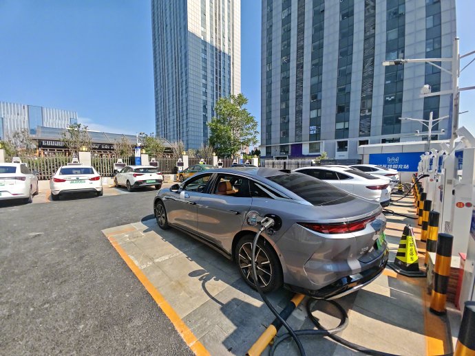 比亚迪汉L EV试驾车抵达,双枪充电峰值628kW