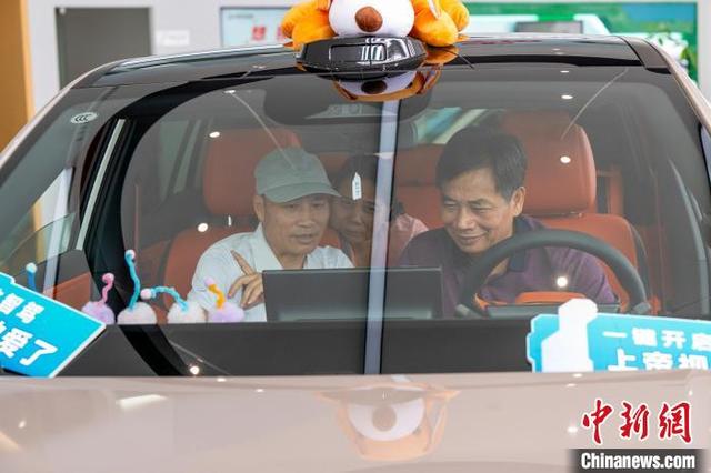 广西梧州:以旧换新汽车销售旺 6月3日,广西梧州市一汽车专卖店内,顾客在了解选购车型并咨询汽车“以旧换新”补贴政策。何华文 摄