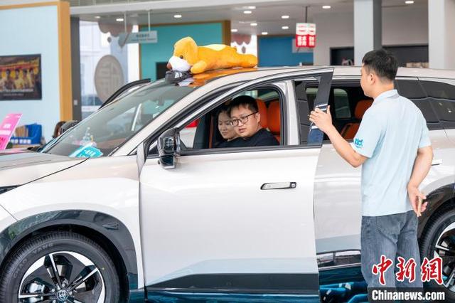 广西梧州:以旧换新汽车销售旺 6月3日,广西梧州市一汽车专卖店内,顾客在了解选购车型并咨询汽车“以旧换新”补贴政策。何华文 摄