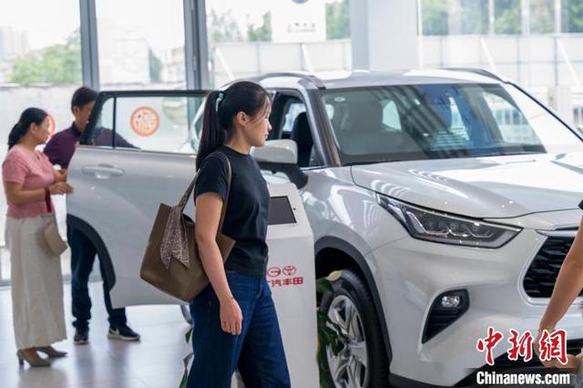 广西梧州:以旧换新汽车销售旺 6月3日,广西梧州市一汽车专卖店内,顾客在了解选购车型并咨询汽车“以旧换新”补贴政策。何华文 摄