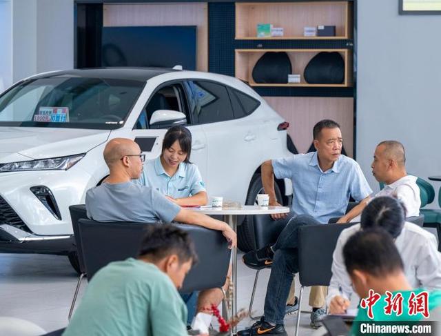 广西梧州:以旧换新汽车销售旺 6月3日,广西梧州市一汽车专卖店内,顾客在了解选购车型并咨询汽车“以旧换新”补贴政策。何华文 摄